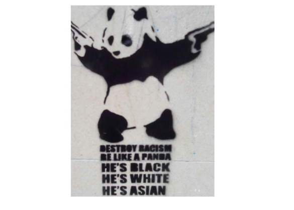 ▼当然,班克西还涂鸦起了中国熊猫,他用拿手枪的熊猫幽默地讽刺了种族