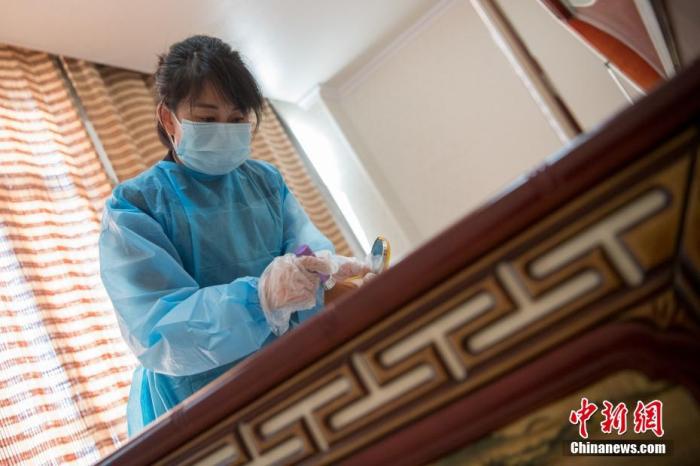 资料图:入殓师为逝者整理妆容.中新社记者 韦亮 摄