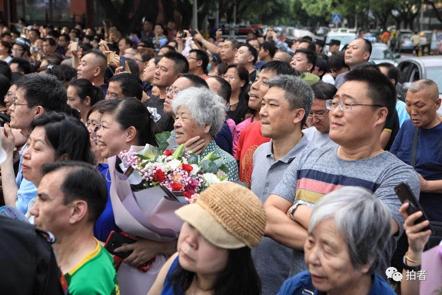 高考结束,等待的家长在门口迎接自己的孩子.摄影 / 新京报记者李木易