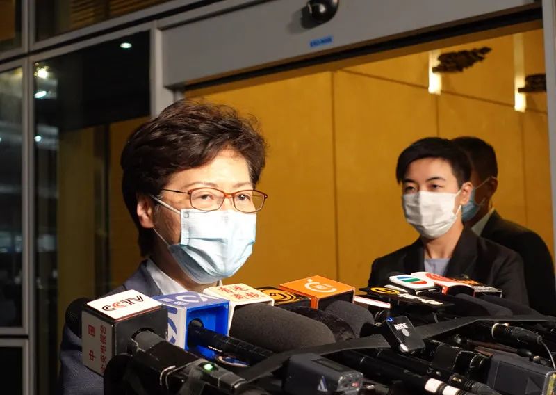 图片来源:香港中通社同日,香港特区政府保安局局长邓炳强表示,案件