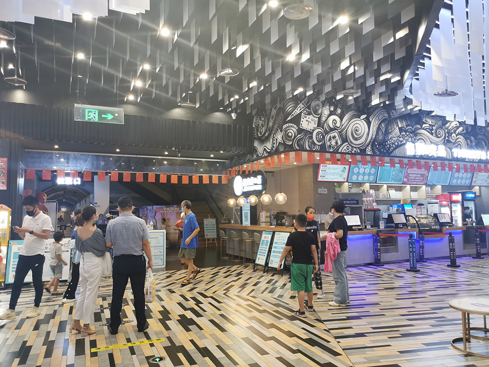 深夜,厦门中华城内一家电影院门口,人们在等候电影开场.